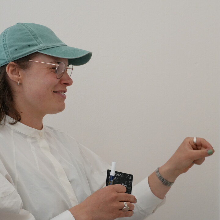 Ellen De Vos tijdens de opbouw van expo in Lysterinck (2026 - Foto Maï Calon)