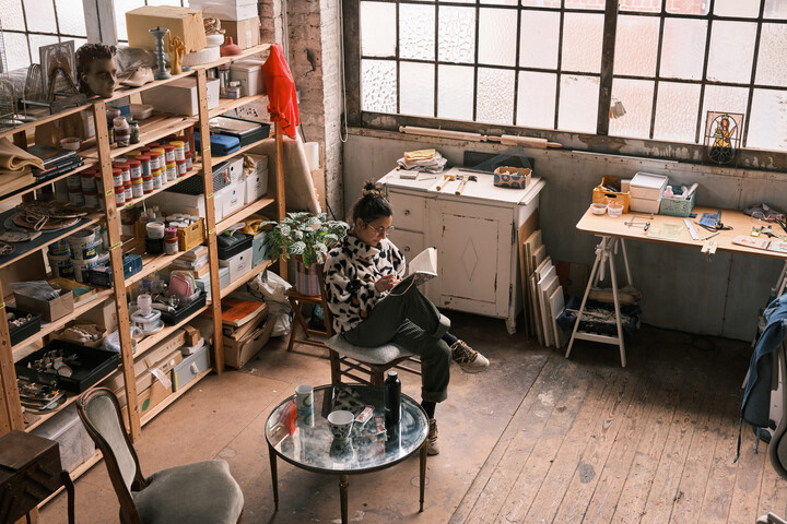 Denise Hermo in haar atelier, foto door Josefien Tondeleir