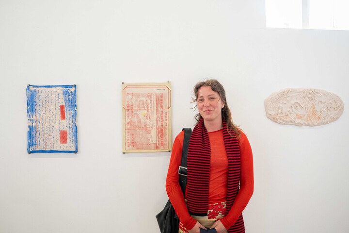 Lyra Oey bij het werk dat ze presenteert in BLANCO in Gent