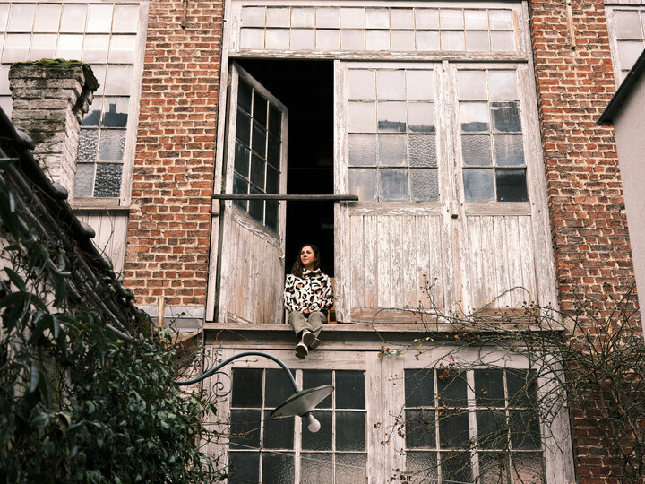 Denise Hermo in haar atelier, foto door Josefien Tondeleir 