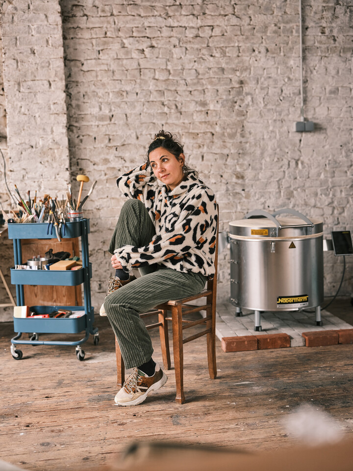 Denise Hermo in haar atelier, foto door Josefien Tondeleir