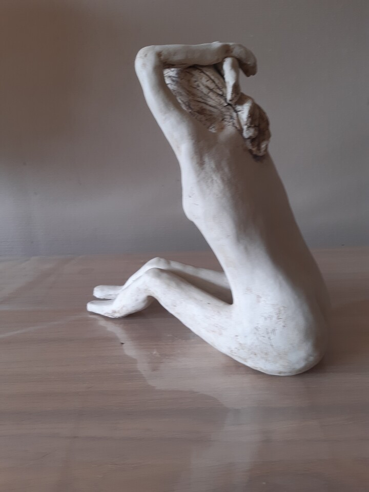 Zittende vrouw 2