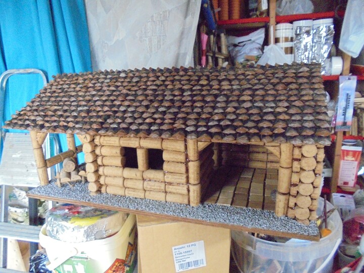 chalets van wijnkurken en ramen van houten sigarendozen 