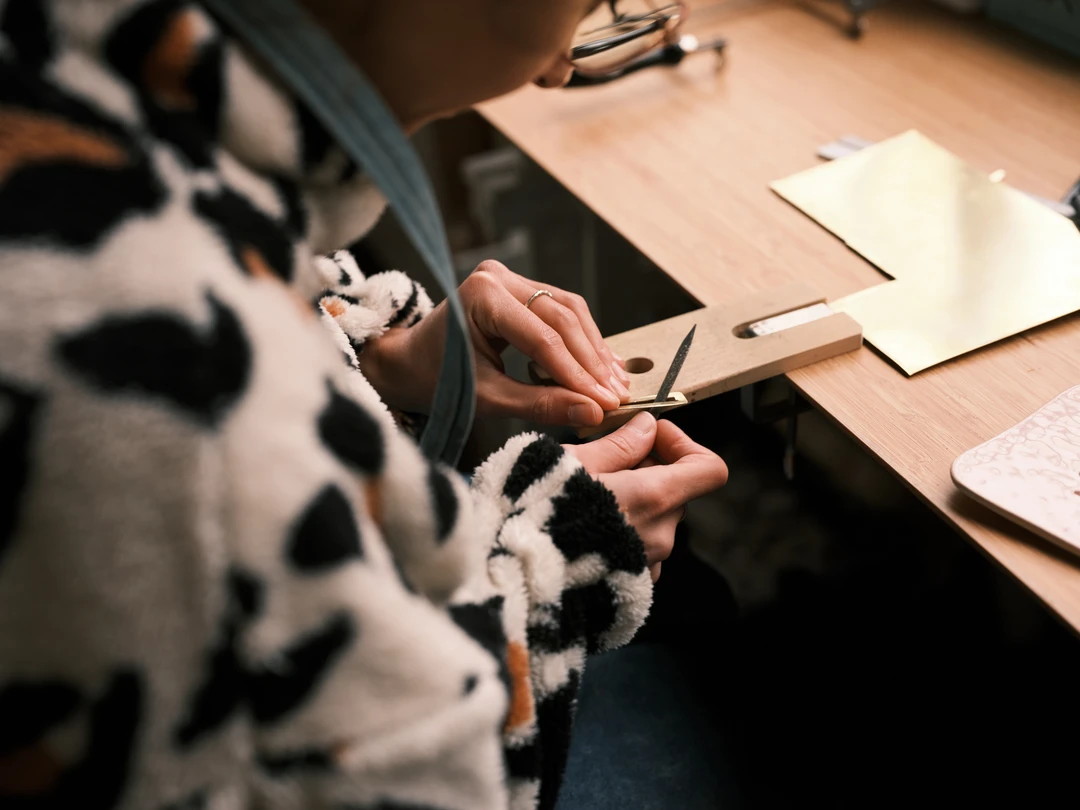 Denise Hermo in haar atelier, foto door Josefien Tondeleir